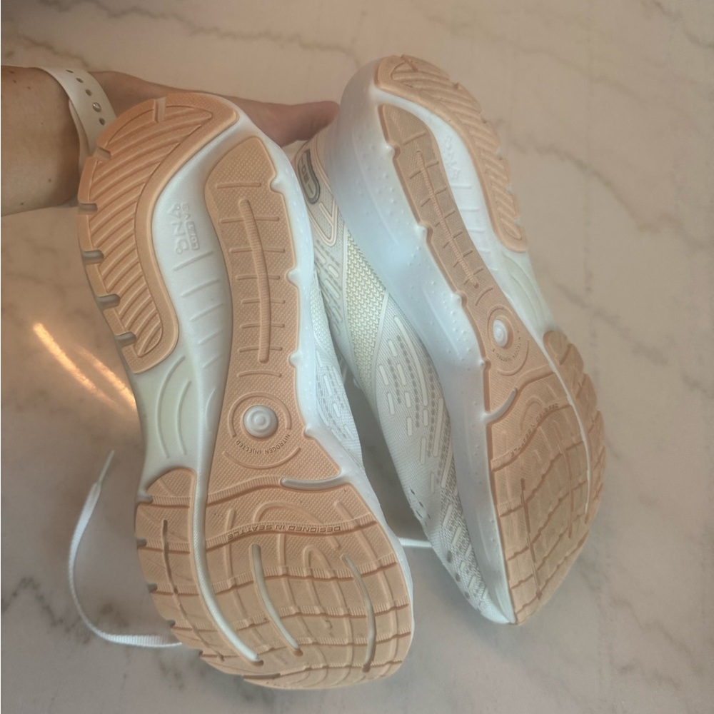 Brooks white/cream Running Shoes - Picture 7 of 8